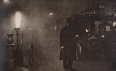 Egy rendőr irányítja a forgalmat a ködben, London, 1910-es-20-as évek alkotó: Unbekannt
