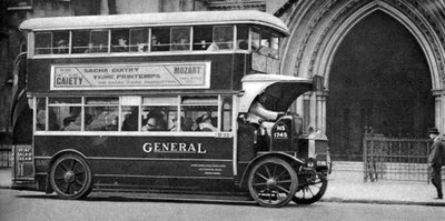 Egy emeletes busz a londoni Law Courts előtt, 1926-1927 alkotó: Unbekannt
