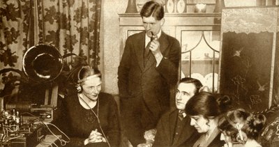 Egy család az 1923-as, 1935-ös országgyűlési választás eredményét hallgatva. alkotó: Unbekannt