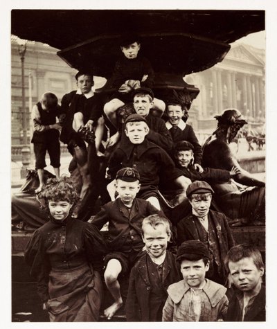 Gyermekcsoport a Liverpool-i Steble-kút előtt, egy ismeretlen fotós készítette 1905 körül. alkotó: Unbekannt