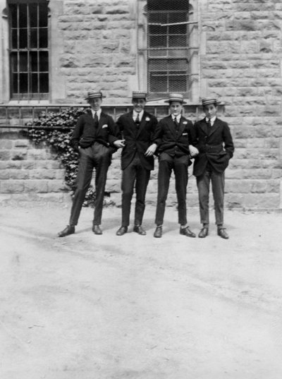 Egy csoport iskolás fiúk vagy diákok, 1900-c1930-as évek alkotó: Unbekannt