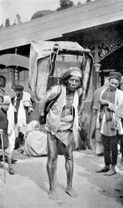 Egy teát hordozó munkás, Darjeeling, Nyugat-Bengál, India, 1910 alkotó: Unbekannt