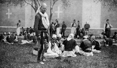 Mirdite hegymászók és városi rokonaik találkozója egy Scutari katedrális előtt, Törökország, 1922 alkotó: Unbekannt