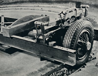 Egy roadster gumiabroncs tesztelés alatt, 1937 alkotó: Unbekannt
