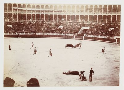 Pillanatfelvétel egy bikaviadalról hatalmas tömeg előtt a madridi Las Ventas del Espiritu Santo bikaviadalban, amelyet egy ismeretlen fotós készített 1930 körül. alkotó: Unbekannt
