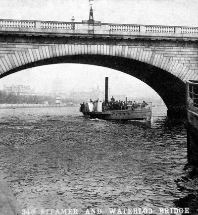 Egy gőzhajó halad el a Waterloo Bridge alatt, London, XX. század eleje alkotó: Unbekannt
