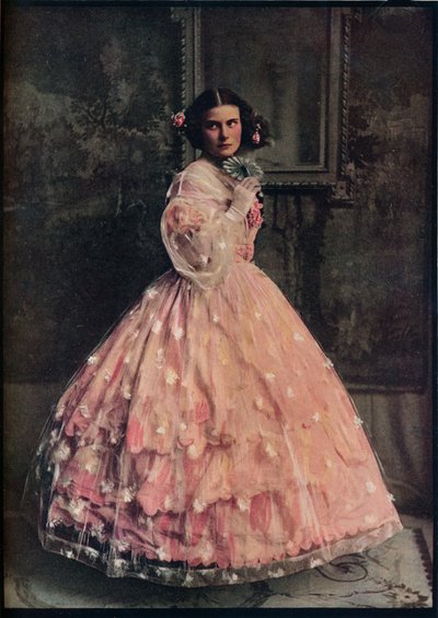 Rózsaszín selyemből készült, három hullámos gömbruha, fehér virágos gézborítással, 1850-60, 1913 alkotó: Unbekannt