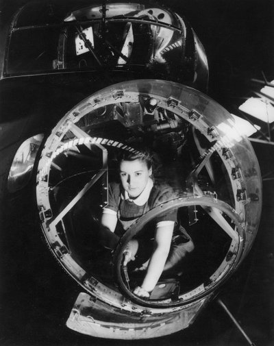 Egy nő, aki egy Lancaster bombázón dolgozik, második világháború, 1940-es évek alkotó: Unbekannt