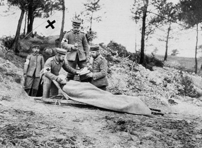 Egy sebesült német katona öltözőállomáson, I. világháború, 1915 alkotó: Unbekannt