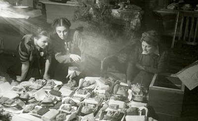 A Moszkvai Művészeti Színház színésznői, akik ajándékokat készítenek a Vörös Hadsereg számára, Szovjetunió, 1943 alkotó: Unbekannt