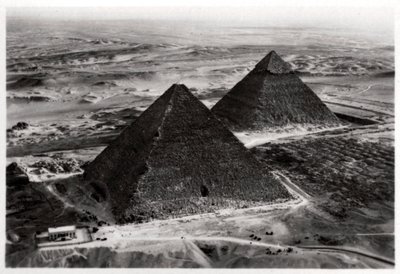 Az egyiptomi gízai piramisok légi felvétele egy Zeppelinről, 1931 1933 alkotó: Unbekannt