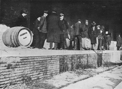 A hadüzenet után: a német sört elszaladták egy olasz vámüzletben, 1915 alkotó: Unbekannt