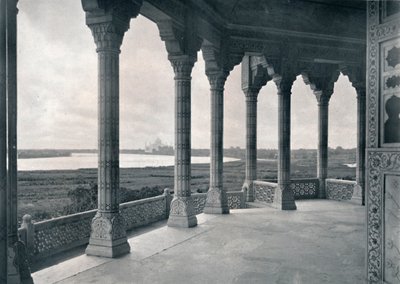 Agra. A Jázmin-torony erkélye, amelyen a Taj látható, 1910. alkotó: Unbekannt