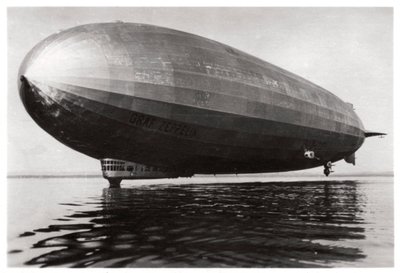 LZ127 Graf Zeppelin léghajó leszállás a Bodeni-tavon, Németországban, 1933 alkotó: Unbekannt