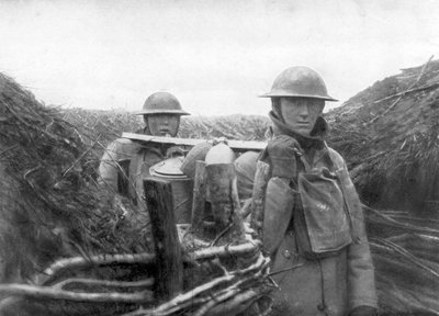 Amerikai csapatok a fronton levest szállítottak bajtársaiknak, 1917-1918 alkotó: Unbekannt