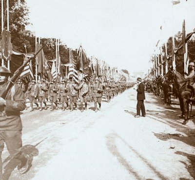 Amerikai csapatok győzelmi parádén menetelnek, Párizs, Franciaország, 1918-c1919 alkotó: Unbekannt