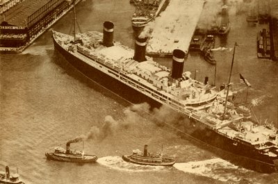Légifelvétel a Leviatánról, akit kis vontatók vonszoltak a dokkjába New Yorkban, 1930 alkotó: Unbekannt