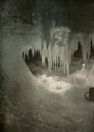 Jégbarlang télen. Fényképezte: a hurrikánlámpák fénye, c1908, 1909. alkotó: Unbekannt