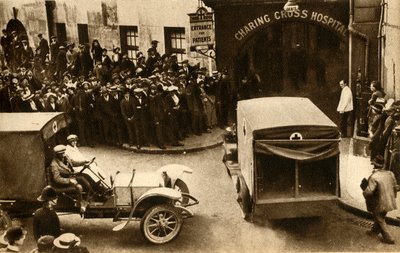 Egy mentőautó a Charing Cross Kórházba hajtott áldozatokkal..., London, 1914, 1933. alkotó: Unbekannt