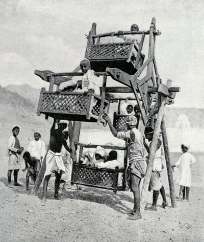 Arab gyerekek élvezik a nagy kereket, 1922 alkotó: Unbekannt