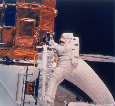 Űrhajós a 41-C Shuttle küldetésben, 1984 alkotó: Unbekannt