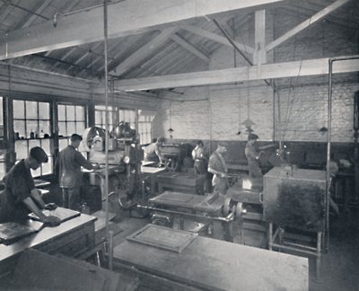 Munkahelyen az Öntödében. Viaszformák készítése a lapokból, 1917 alkotó: Unbekannt