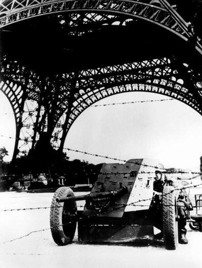 Szögesdrót és páncéltörő ágyú az Eiffel-torony alatt, a németek által megszállt Párizs, 1940-1944 alkotó: Unbekannt