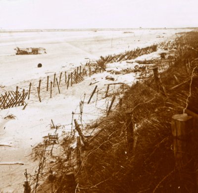 Szögesdrót akadályok a tengerparton, Nieuwpoort-Bad, Flandria, Belgium, c1914-c1918 alkotó: Unbekannt