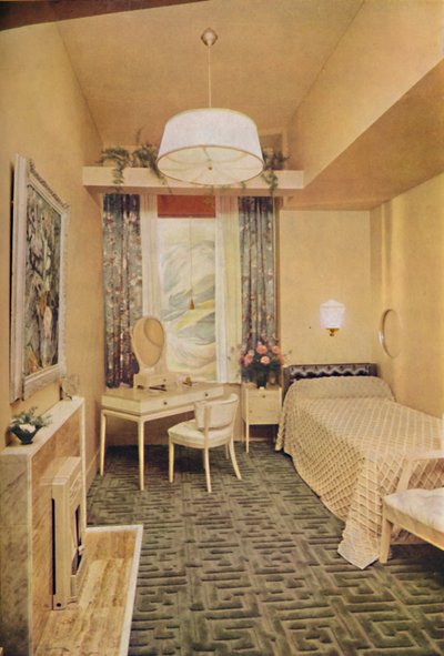 A hálószobát Esmé Gordon, A.R.I.B.A., A.R.I.A.S. tervezte, görög kulcsfontosságú designnal, W Wilton Carpet by J alkotó: Unbekannt