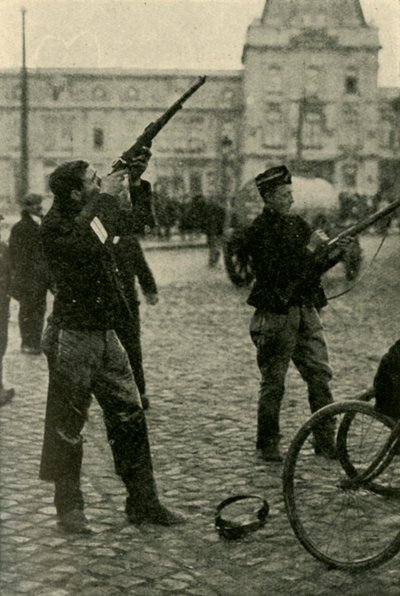 Belga katonai kerékpárosok lövöldöznek egy német repülőgépre, első világháború, 1914-1918, c1920. alkotó: Unbekannt