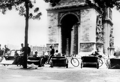 Kerékpár taxik a Place dEtoile-ban a Diadalív mellett, a németek által megszállt Párizs, 1943. augusztus alkotó: Unbekannt