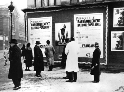 Rassemblement Nationale Populaire plakátokat tartalmazó óriásplakát, németek által megszállt Párizs, 1941. február alkotó: Unbekannt