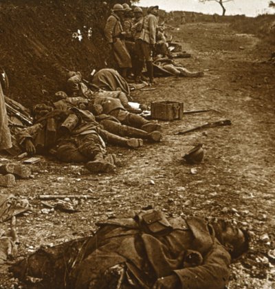 Holttestek Courcelles elfoglalása után, Észak-Franciaországban, 1918 alkotó: Unbekannt