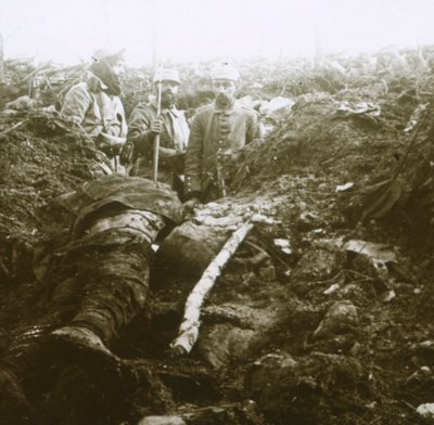 Holttestek és foglyok, Les Éparges, Észak-Franciaország, 1915. alkotó: Unbekannt