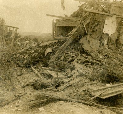 Lebombázott épület, halott katona holtteste az előtérben, 1916 alkotó: Unbekannt