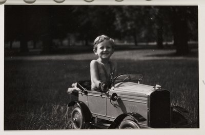Játékpedálos autót vezető fiú, 1930 alkotó: Unbekannt