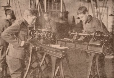 A Bradfield College fiúi kagylóalkatrészeket készítenek, Berkshire, 1916, 1928 alkotó: Unbekannt