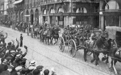 British Horse tüzérség Rouenben, Franciaországban, 1914 augusztusában, 1926 alkotó: Unbekannt