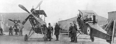 A Brit Királyi Repülő Hadtest repülőgépe javítás alatt, 1916-ban alkotó: Unbekannt