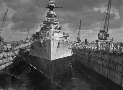 Brit csatahajó HMS Malaya egy úszó dokkban, Málta, 1937 alkotó: Unbekannt