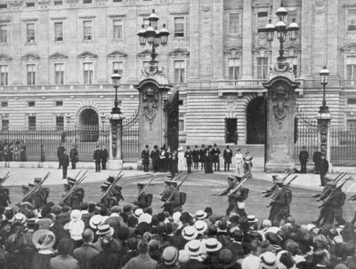 Brit katonák menetelnek a Buckingham-palota mellett, London, 1914. augusztus alkotó: Unbekannt