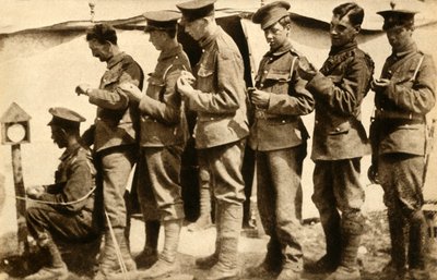 Brit katonák szinkronizálják óráikat a fronton, Első világháború, 1914-1918, 1933. alkotó: Unbekannt