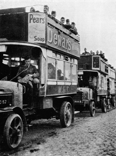 A brit csapatokat motorbuszokkal a vonal új részére költöztetik, 1915 alkotó: Unbekannt