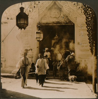 Burmai hölgyek úton a bazárba, Mandalay, Burma, 1907 alkotó: Unbekannt