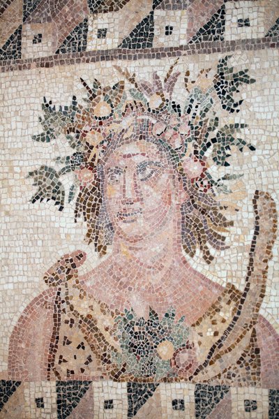 Tavasz mellszobra - A négy évszak panel részlete - Paphos mozaikok, Dionüszosz háza - Ciprus - A tavasz megszemélyesítése - A négy évszak mozaikjának részlete - Paphos mozaikjai, Dionüszosz háza - JC utáni II. század vége - UNSECO Site - Ciprus alkotó: Unbekannt