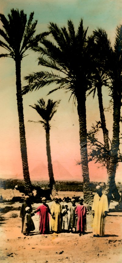 Kairó: Bennszülött gyerekek a piramisok közelében, 1918-c1939. alkotó: Unbekannt