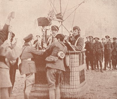 Kanadai hivatalos operatőr és asszisztens, aki készen áll a sárkány léggömbön való felemelkedésre, c1917 1919 alkotó: Unbekannt