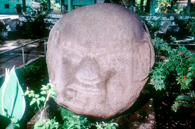 Faragott monolitikus fej Monte Altóból, Guatemala, Kolumbusz előtti, Klasszikus előtti időszak, Kr.e. 1500-100 alkotó: Unbekannt