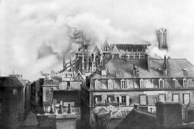Német ágyúzás miatt lángokban áll a reimsi székesegyház, Franciaország, 1914 alkotó: Unbekannt