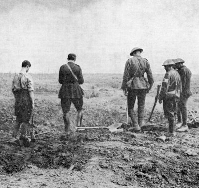 Káplán temetési szolgálatot végez a terepen, miközben a temetők tiszteletét teszik, c1916 alkotó: Unbekannt